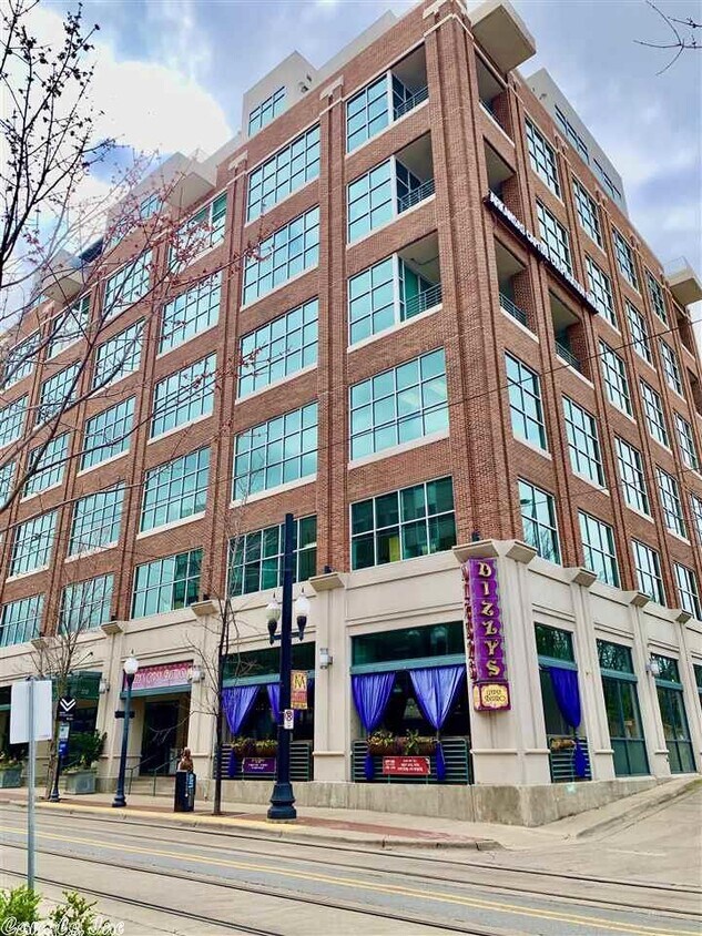 Primary Photo - 200 River Market Ave