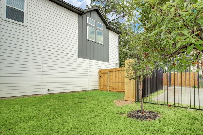 Foto del edificio - 2502 W Tidwell Rd