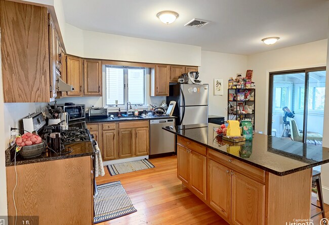 Building Photo - Gorgeous five bedroom in Brighton availabl...