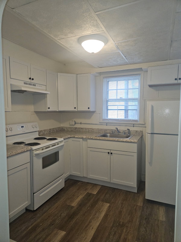 Building Photo - 1121 W Poplar St