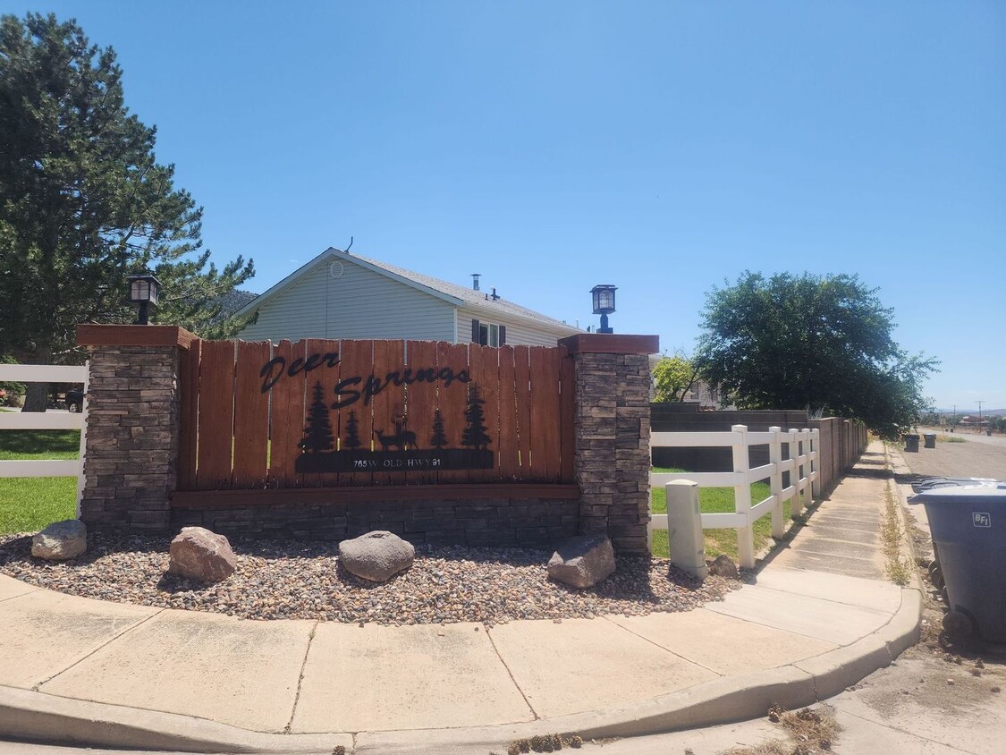 Foto principal - Deer Springs Townhomes