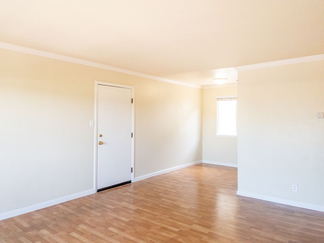 Primary Photo - 2BD 1BA Recently Renovated Unit! Parking! ...