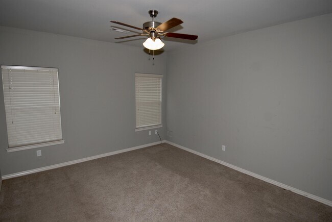 Foto del edificio - 554 N Keats Dr