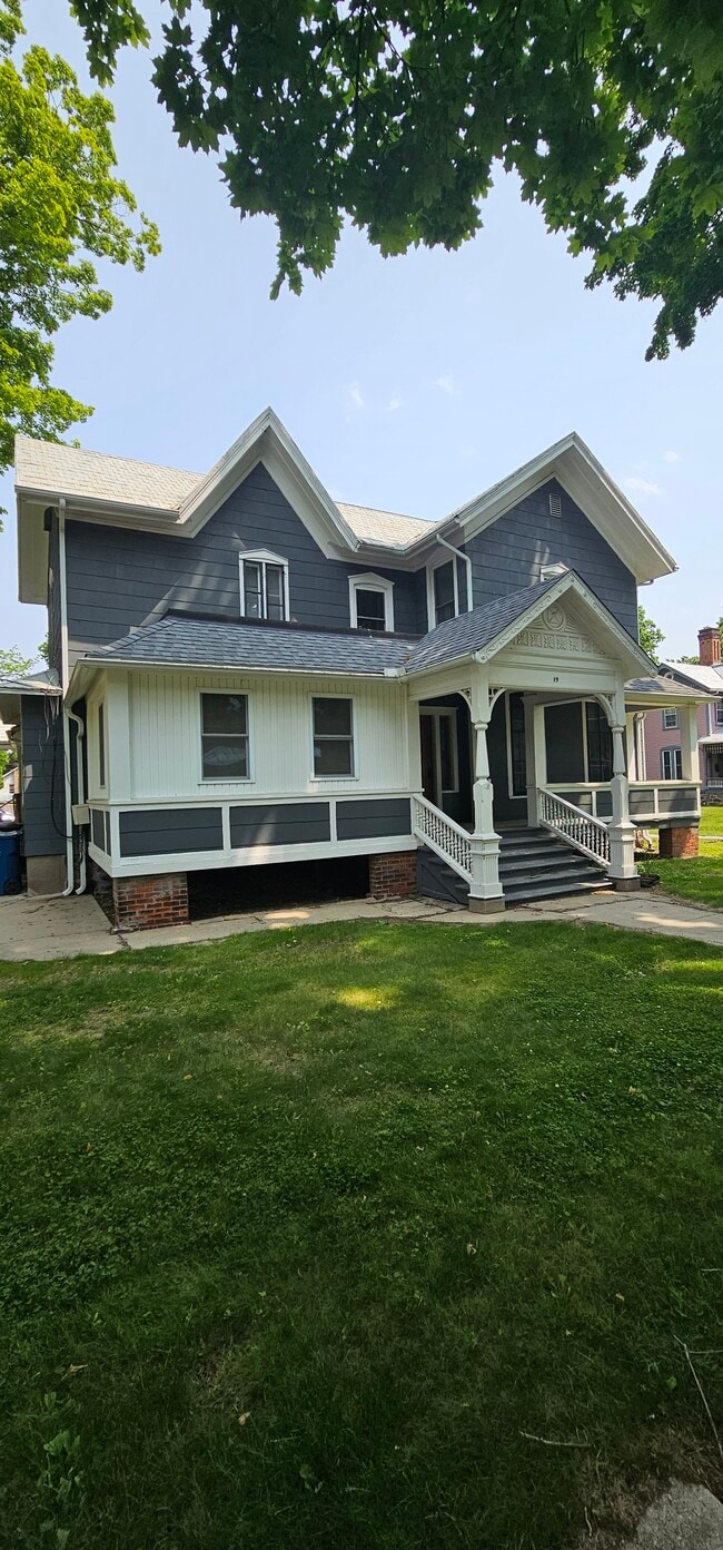 Building Photo - 19 E Pierce St