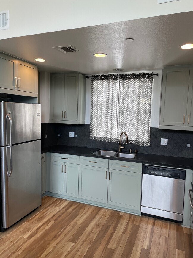 Kitchen - 2399 Silver Lake Blvd