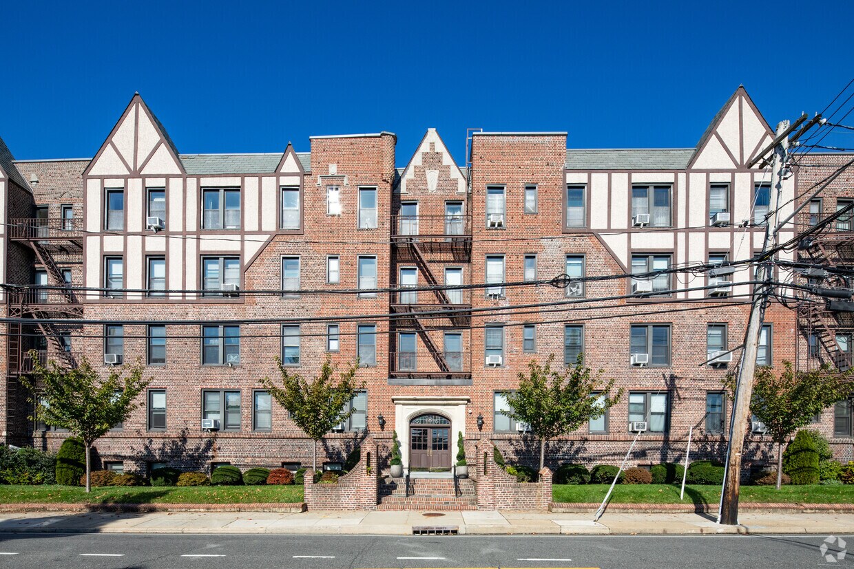 Foto principal - Rockville Tudor Apt. Corp.