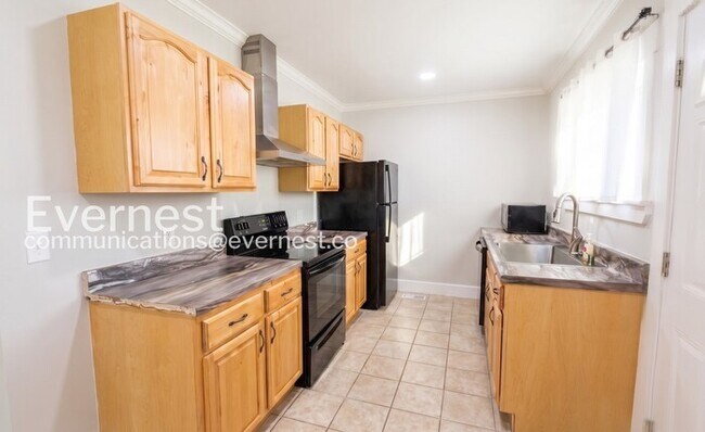 Foto del edificio - 3-Bedroom Home with Fenced Yard / Available Now!