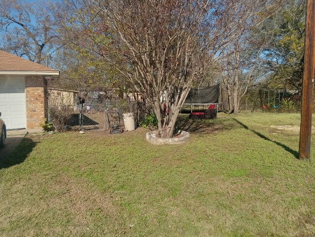 Foto del edificio - 703 E 10th St