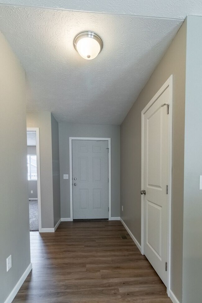 Building Photo - Gorgeous New Construction in Nice Family Neighborhood Built Last Year