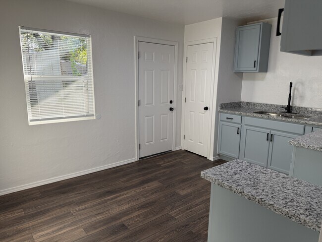 Building Photo - 1124 S Holly Ln