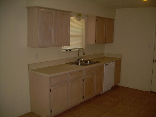 Building Photo - 2209 Carverly Dr