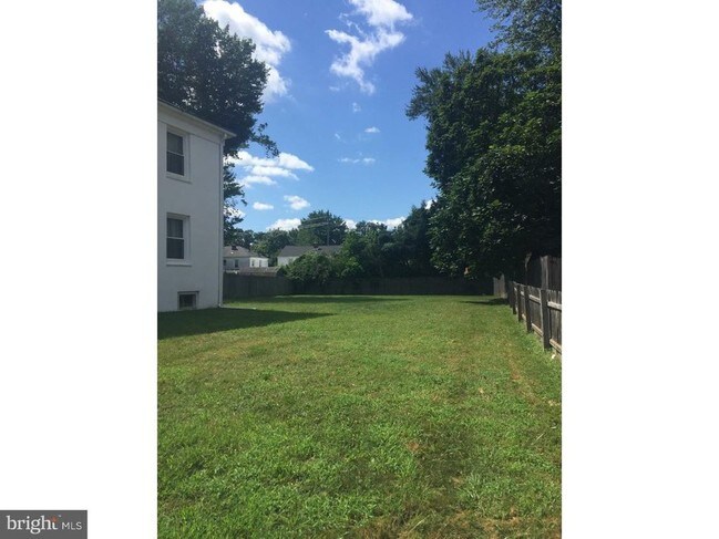 Side yard - 526 Pingree Ave