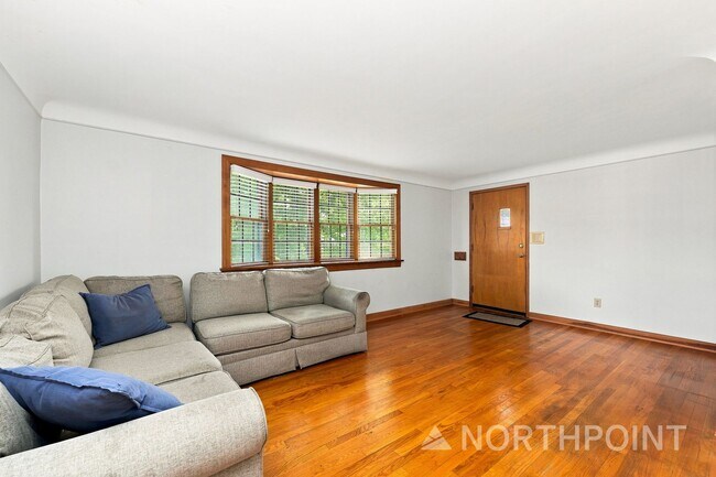 Foto del edificio - 3881 Matson Ave