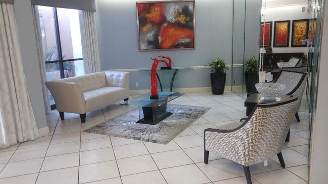 Lobby - 1000 Saint Charles Pl