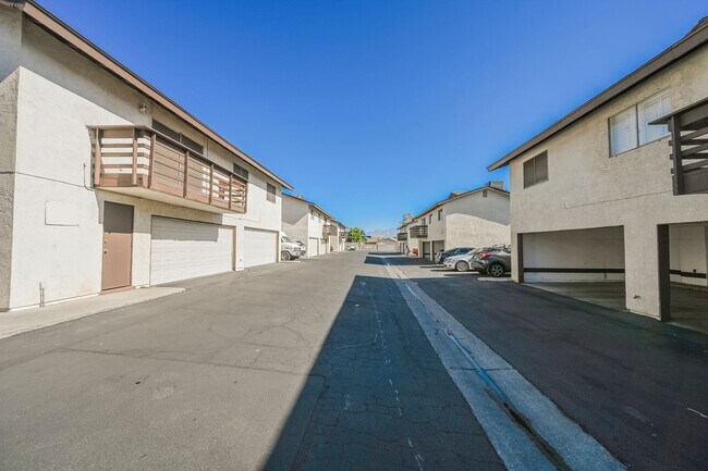 Building Photo - Updated 2 bedroom 1 bath with attached 1 c...