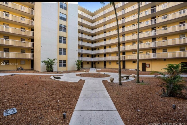 Foto del edificio - 15600 NW 7th Ave