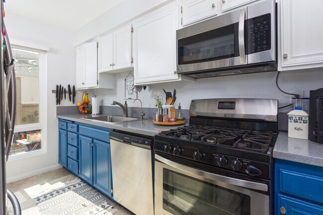 Foto del edificio - 3 bed 2 bath Townhouse located in South Coast Metro