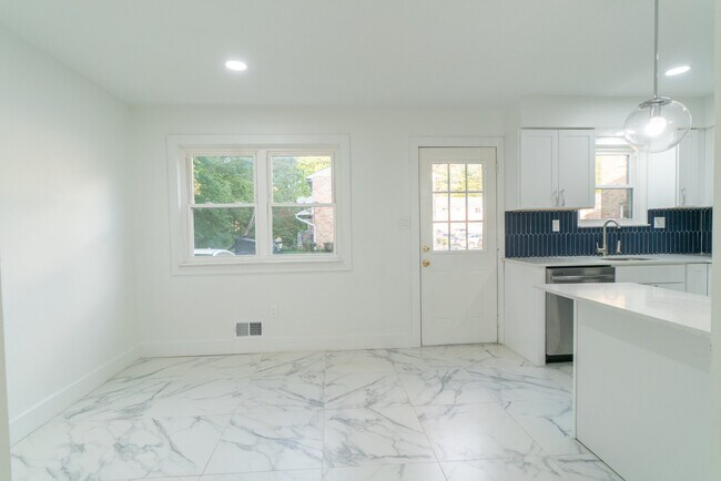 Building Photo - 500 Adams Ln