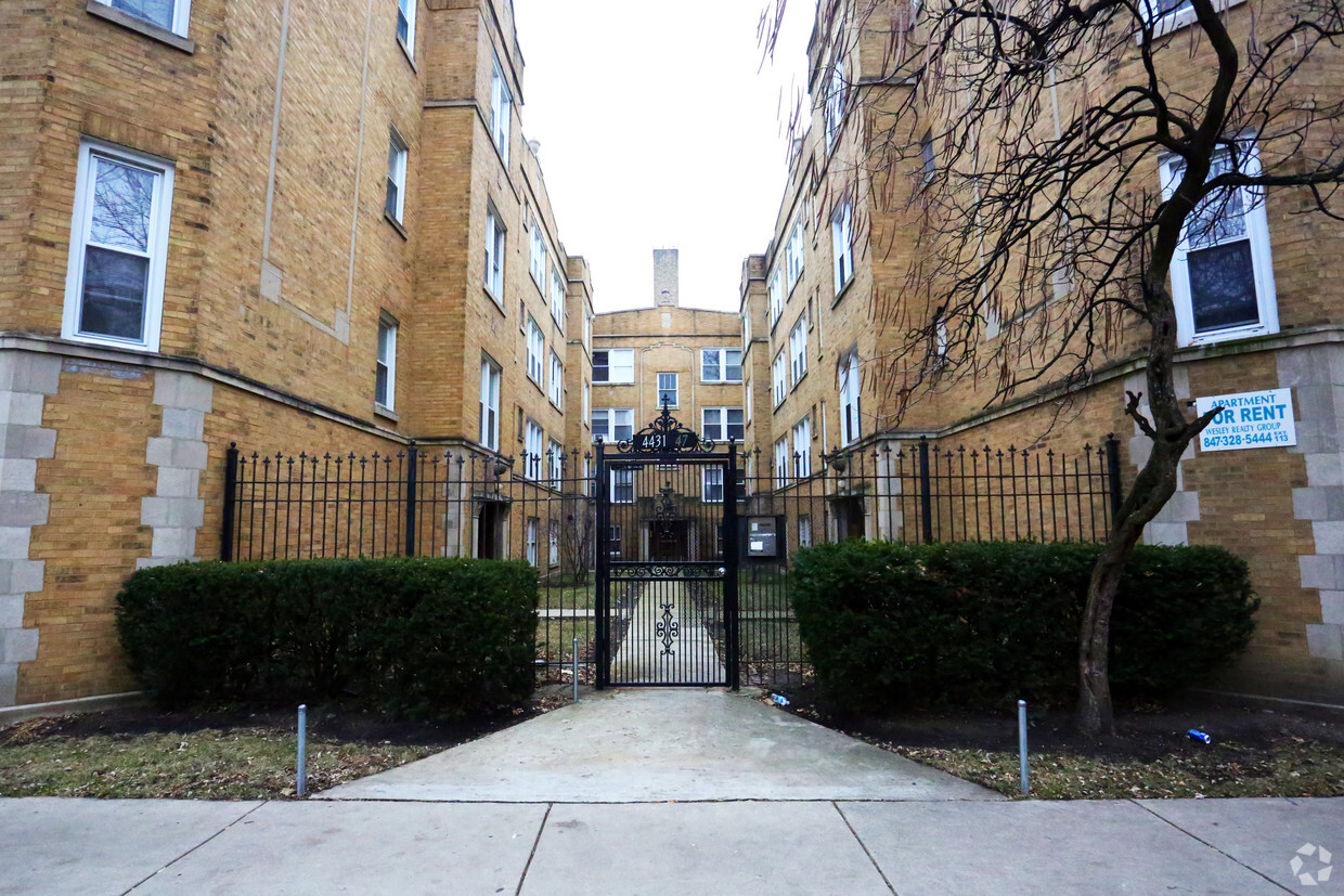 Building Photo - 4431-4447 N Lawndale Ave