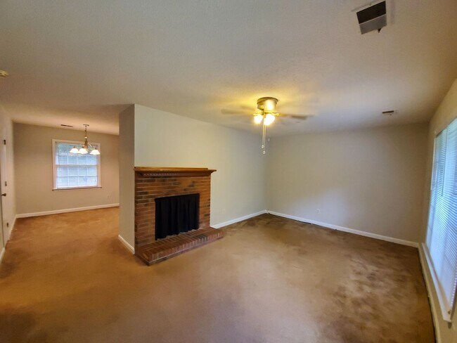 Foto del edificio - 3 Bedroom Home off WT Harris - in convenie...