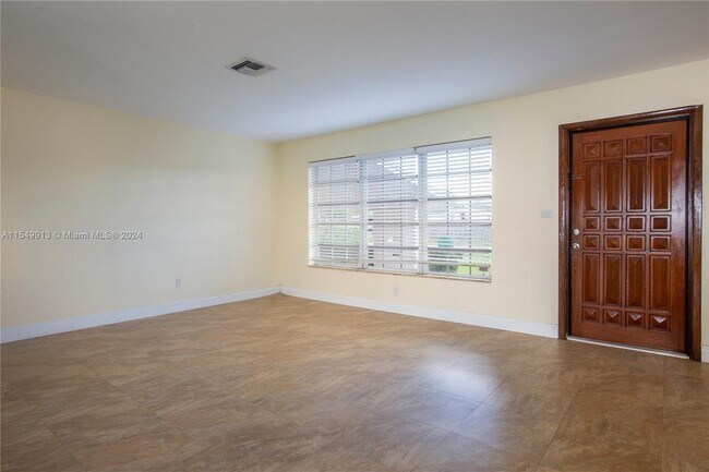 Foto del edificio - 4910 SW 103rd Pl