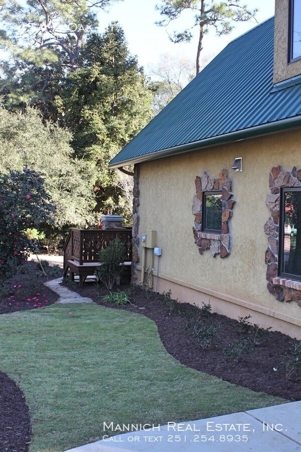 Building Photo - 454 Oak Ave