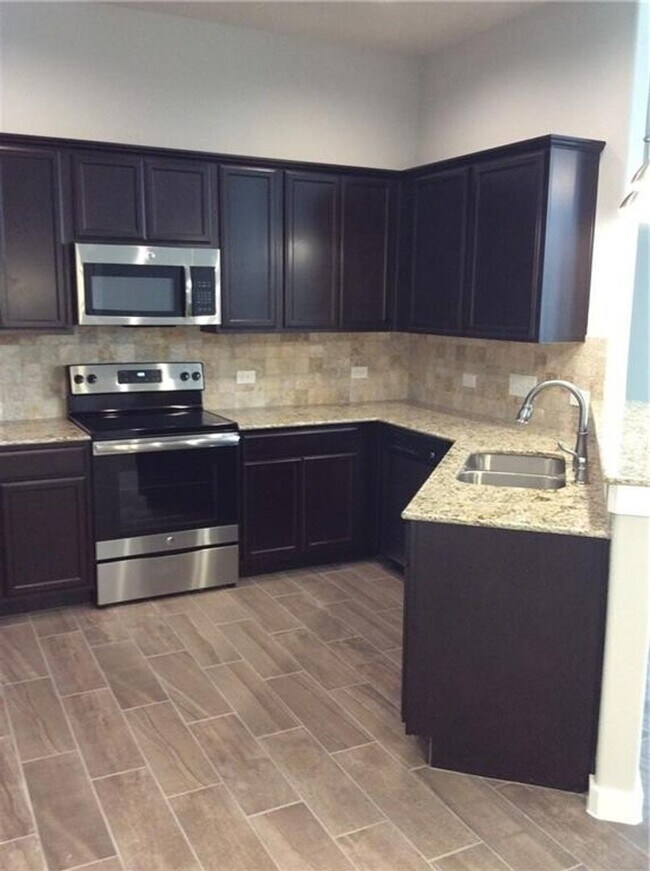 Building Photo - LUXURY TOWNHOME LOCATED IN PECAN PARK, BAS...