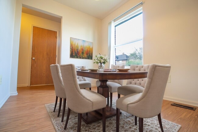 Building Photo - Benjamin Manor Townhomes