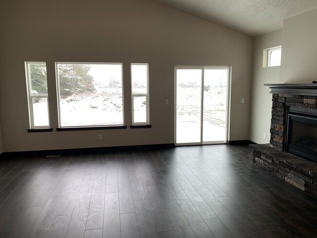 Building Photo - Newer Post Falls Home!!