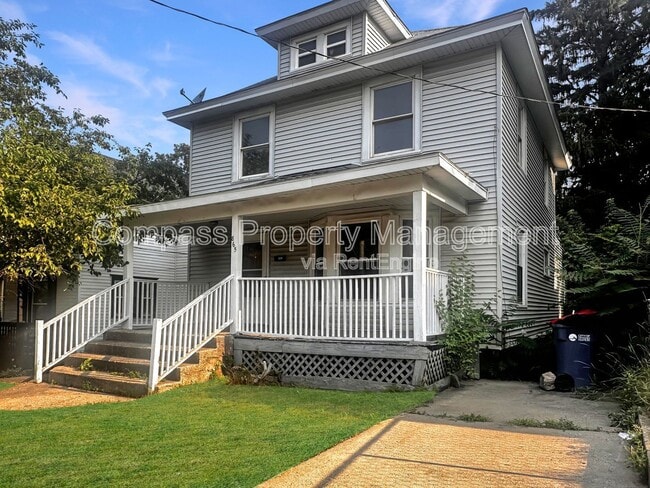 Building Photo - 865 Bates St SE