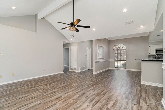 Foto del edificio - Charming 3BD Home with Spacious Living Are...