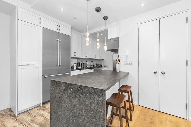 Foto del edificio - 60 E 8th St