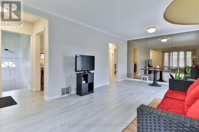 Building Photo - 32 Christina Crescent