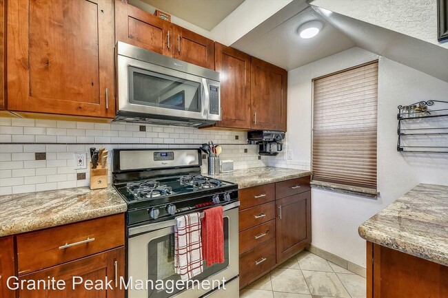 Building Photo - 2 br, 2 bath House - 3115 N Lake Blvd. #81