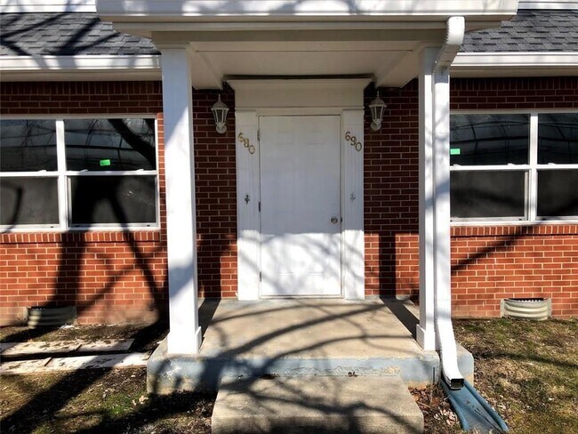 Building Photo - 680 Village Pl S Dr