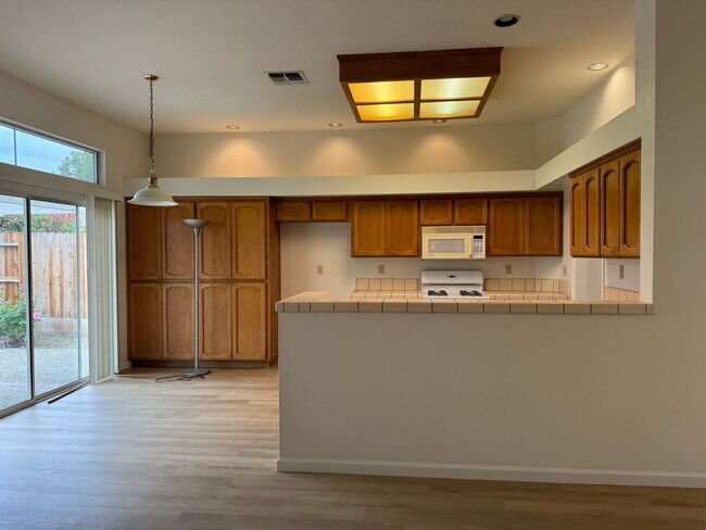 Building Photo - Charming Roseville home with new LVP floor...