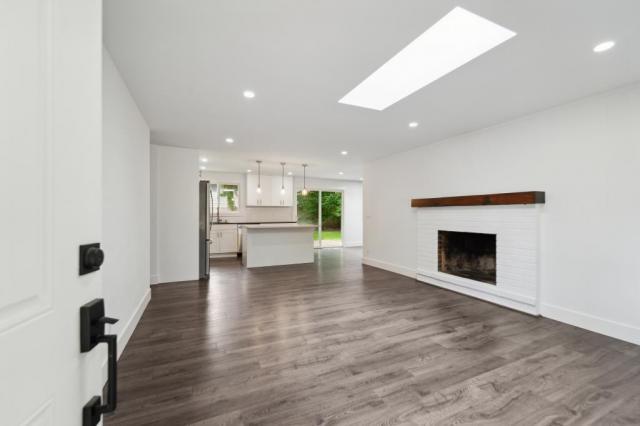 Building Photo - 4 bedroom in Bellevue WA 98008