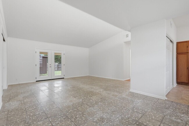 Building Photo - Prime North Central Location!