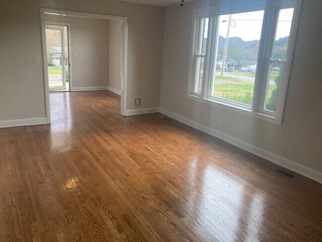 Building Photo - Auburntown TN - 1700 SF, 3BR/2BA, Full Basement, 2 Car Garage, 1 Acre