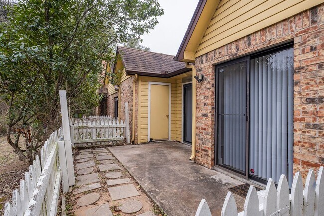 Building Photo - 1601 Faro Dr