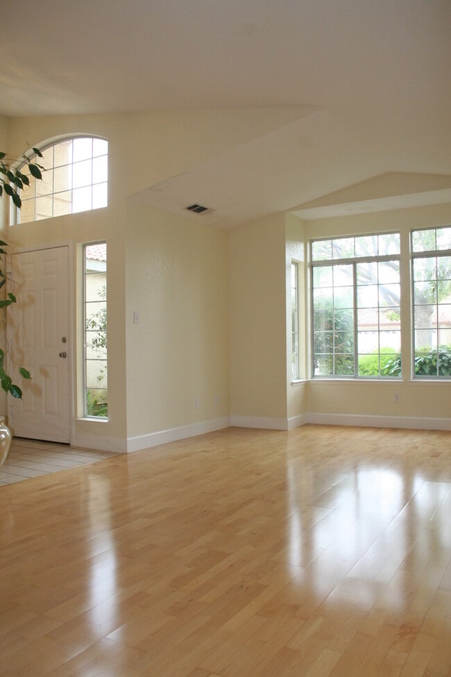 Building Photo - 10317 Walnut Creek Ct