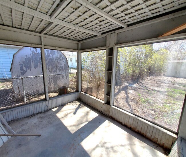 Building Photo - FOR RENT- beautifully renovated 2 bed sing...