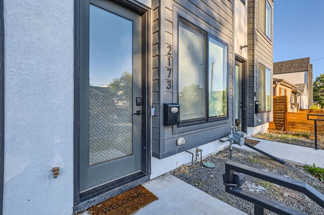 Foto del edificio - Stunning 3-Bedroom, 3.5-Bathroom Townhouse...