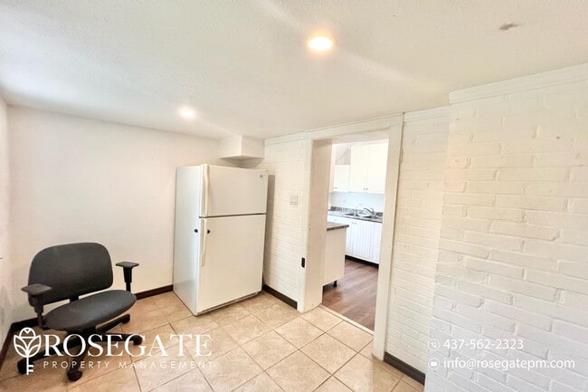 Building Photo - Cozy 2+Den Apartment | Great Layout & Loca...