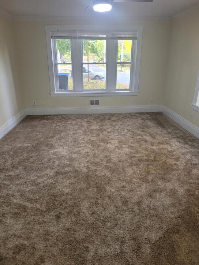 Building Photo - Perfect For Student Housing! 4 Bedroom Hou...