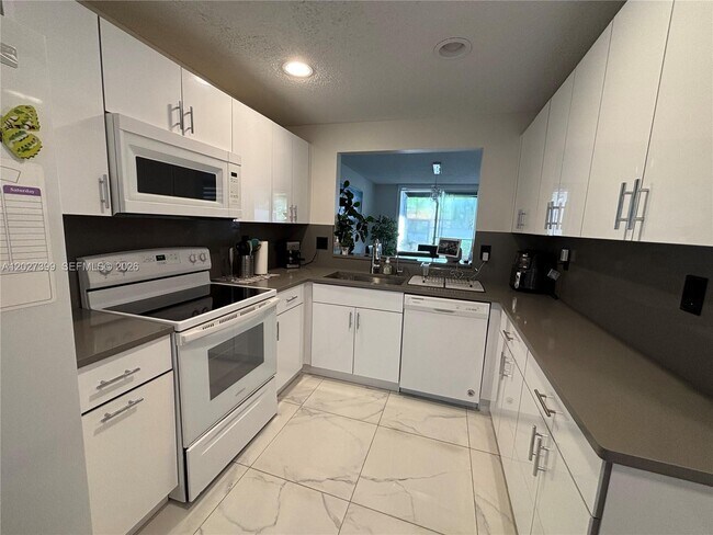 Foto del edificio - 10247 NW 51st Terrace