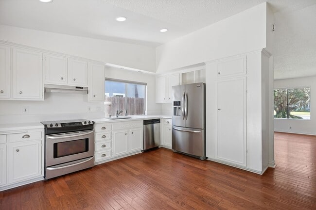 Building Photo - Single Level 4-Bedroom Home in Excellent H...