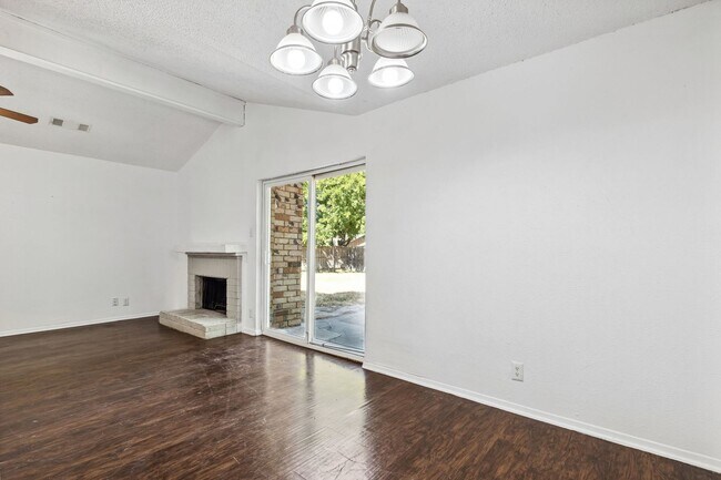 Building Photo - 3/2/2 on N. BELL Ave. In Denton. Private f...
