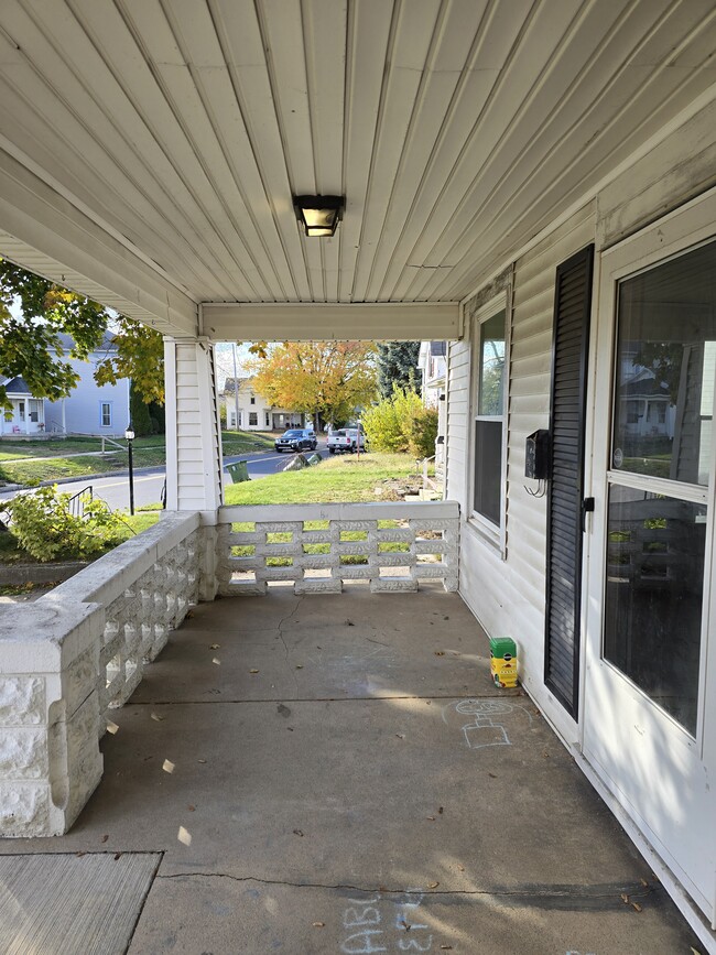 Building Photo - 208 Pike St