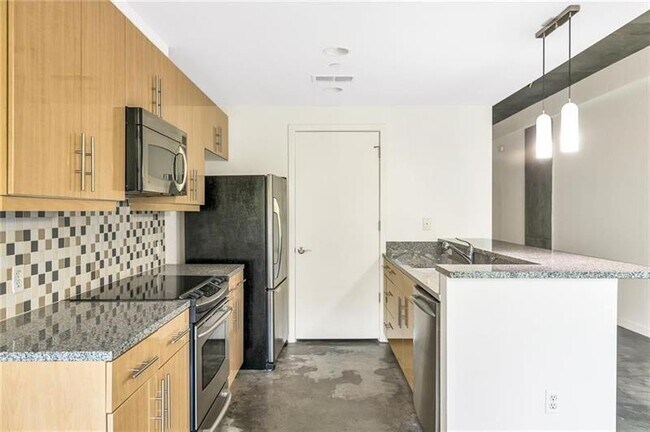 Building Photo - 335 W Ponce de Leon Ave